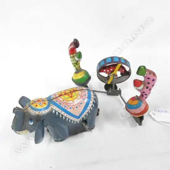 TIN PLATE WIND UP CIRCUS ELEPHANT PULLING 3 CLOWNS - WORKING - L 280MM